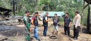Sejumlah Personil Polsek Wilkum Polres Muba Amankan Lokasi Penyulingan Minyak