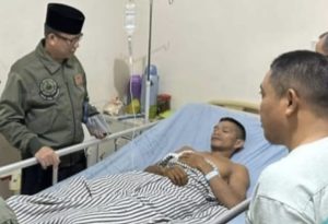 PJ Bupati OKU Teddy Meilwansyah Menjenguk Korban Serangan Beruang di RSUD Ibnu Sutowo Baturaja