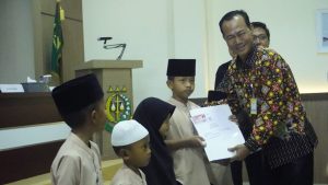 PJ Walikota Prabumulih Serahkan Akte Kelahiran dan Kartu Identitas Anak