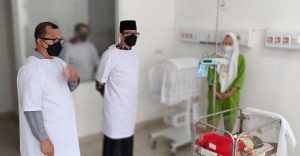 Pj Bupati OKU H Teddy Meilwansyah Jenguk Dan Berikan Bantuan Bayi Penderita Hygroma Colli