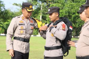 Kapolres OKU Pimpin Apel Kesiapan Dan Penyerahan Perlengkapan Kepada Personel Pengamanan TPS