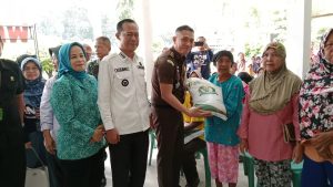 PJ Walikota Prabumulih Serahkan Secara Simbolis Bantuan Cadangan Pangan Beras
