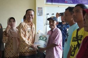 PJ Walikota Prabumulih Serahkan Bantuan Cadangan Pangan Beras Tahap 1