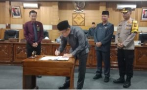 Ketua DPRD OKU Pimpin Rapat Paripurna Pengesahan Propemperda Tahun 2024
