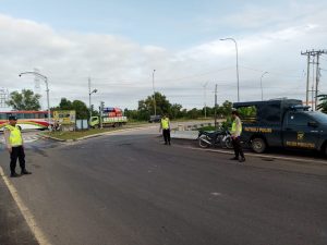 Strong point personil polsek pemulutan antisipasi kemacetan dan lakalantas di wilkum polsek pemulutan