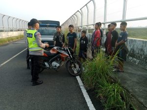 Pastikan keamanan dan kenyamanan masyarakat saat menjalankan ibadah puasa Polsek Pemulutan laksanakan patroli di beberapa titik 