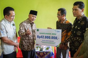 Pj Bupati Apriyadi Antar Langsung Santunan BPJS Ketenagakerjaan ke Kediaman Almarhum Sekdes Sungai Batang