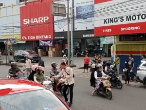 PWI Lubuk Linggau Bagikan Takjil ke Tukang Becak dan Warga Kaum Duafa