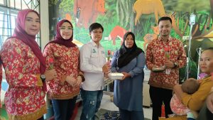 Bagi Nasi Kotak dan Bansos Cara PPNI dan SMSI OKU Selatan Peringati Hari Jadi