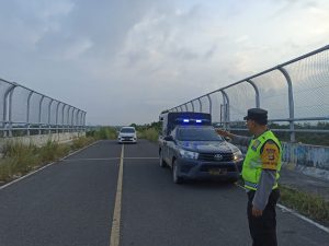 Pastikan kenyamanan warga saat puasa Polsek pemulutan laksakan patroli di seputaran jalan rawan kejahatan 
