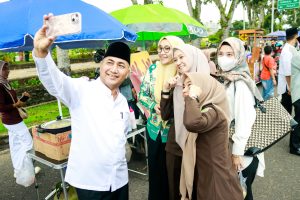 PKL di Depan Rumdin Teriaki Pj Bupati Apriyadi : Jangan Bubarkan Kami Pak