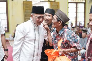 Warga Desa Gajah Mati Tumpah Ruah Sambut Kedatangan Pj Bupati Apriyadi