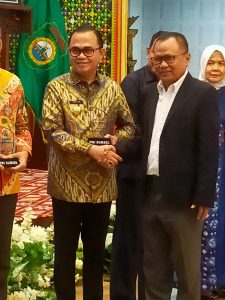 Pj. Bupati Banyuasin Terima Penghargaan Kategori Birokrat Peduli Pers Dari PWI Sumsel