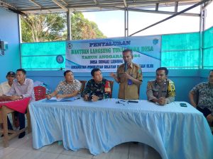 Pastikan keamanan Bhabinkamtibmas Polsek Pemulutan menghadiri pembagian BLT di desa Sungai Lebung
