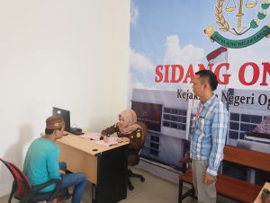 Polsek pemulutan serahkan dua tersangka pencurian dan penadahan ke kejaksaan ogan ilir 