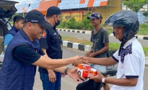Personil Satres Narkoba Polres Banyuasin Bagi-Bagi Takjil Jelang Berbuka Puasa di Dua Lokas