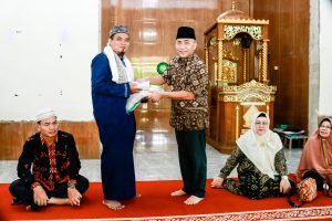 Bareng Istri, Pj Bupati Apriyadi Beri Sembako dan THR untuk Santri Santriwati Ponpes Al Fath