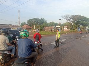 Team Patroli Beat Polsek pemulutan laksanakan pengaturan jalan pasca hujan jalanan macet
