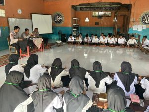 Bhabinkamtibmas Polsek Pemulutan Edukasi santri pondok pesantren hindari kejahatan dan menghibau tidak nongkrong di malam hari