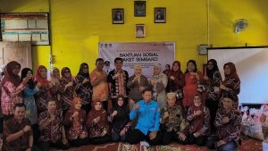 Pj TP PKK Banyuasin Bersama DWP Disdikbud Banyuasin Bagikan 200 Paket Sembako