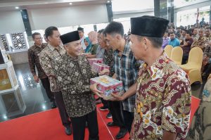 Sambut Lebaran, Pj Bupati Apriyadi Beri Bingkisan untuk RT RW dan Kadus di Sekayu
