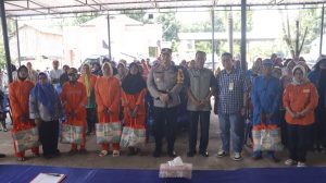 PJ Walikota Prabumulih Bersama BNI Bagikan Sembako kepada Penyapu Jalan