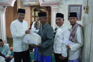 Usai Jumatan, PJ Walikota Prabumulih Bagikan Sembako kepada Marbot dan Kaum Dhuafa