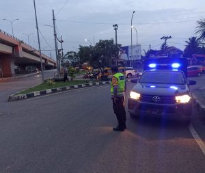 H- 1 lebaran 2024 Polsek Pemulutan laksanakan pengaturan jalan di tempat rawan kemacetan 