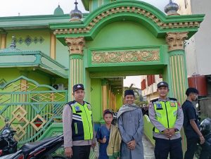 Bhabinkamtibmas laksanakan pengamanan sholat id di wilayah hukum Polsek pemulutan