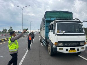 Puncak arus balik lebaran tahun 2024 Polsek pemulutan kandangkan Turk sumbu tiga yang nekad melintas 
