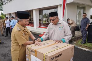 PJ Bupati Muba Hari Pertama Kerja Bagikan Hadiah Menarik untuk Pemenang Pawai Takbiran