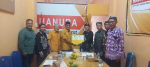 Subandio Amin Kenakan Pakaian Seragam Ala Adat Jawa Ambil Formulir Cakada di Hanura