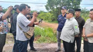 Pj Bupati Sandi Fahlepi Blusukan Tinjau Infrastruktur Jalan