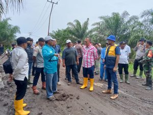 PJ Bupati Banyuasin Tinjau Kondisi Jalan Poros Kecamatan Air Salek