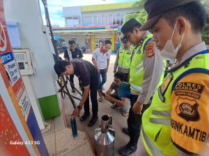 Sambut puncak mudik lebaran Polsek pemulutan laksanakan Pengecekan Standar kualitas BBM di 2 (dua) SPBU