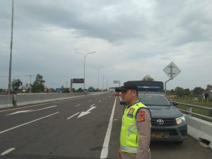 Pastikan Keamanan masyarakat Polsek pemulutan laksanakan patroli laksanakan pengaturan jalan dan himbau masyarakat