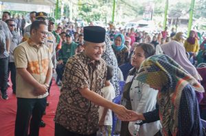 Sambut Lebaran, Apriyadi Boyong Paket Sembako dan THR untuk Kaum Dhuafa di Desa Lumpatan