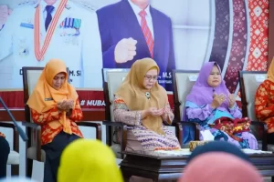 Senyum Ibu-ibu Pengajian Terima Bingkisan dari DWP Muba Jelang Lebaran