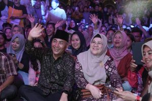 Membaur Bareng Warga Saat Pembukaan MTQ XXX, Sekda Apriyadi dan Istri Tuai Pujian