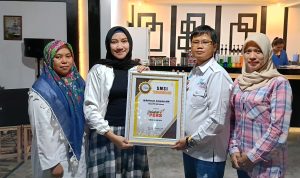 World Press Freedom Day, Ketua PPNI OKU Selatan Terima Penghargaan Sahabat Pers