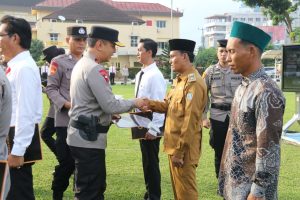 Kapolda Sumsel Berikan PIN Emas dan Penghargaan kepada Personil dan Masyarakat