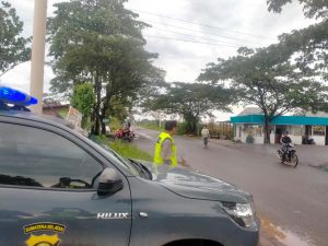 Bhabinkamtibmas Polsek pemulutan laksanakan patroli di tempat rawan kecelakaan dan rawan bencana alam 