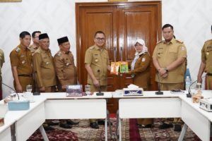 Aksi Nyata Kendalikan Inflasi, Hani S Rustam Serahkan Benih Cabai dan Jagung