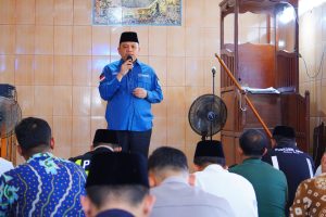 Pj Bupati Sandi Safari Jumat ke Masjid Baitussholihin Desa Senawar Jaya