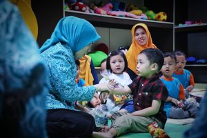 Pj Ketua PKK Hj Triana Bernyanyi Bareng Anak -Anak di TPA Permata Hati