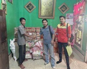 PT TBP Salurkan 200 Paket Sembako untuk Warga 3 Desa Terdampak Banjir