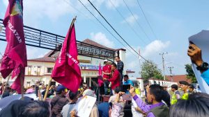 Aksi Masa, Puluhan Pemuda di OKU Selatan Minta Komisioner KPU OKU Selatan Diberhentikan