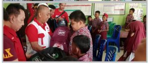PMI OKU Salurkan Bansos dan Perlengkapan Sekolah kepada Pelajar Terdampak Banjir 
