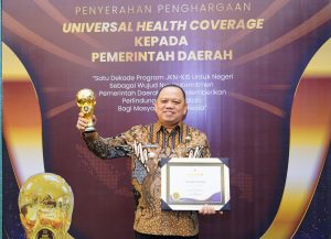 Pj Bupati H Sandi Terima Penghargaan UHC Awards 2024