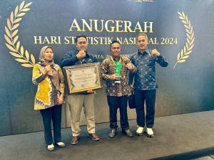 Anugerah Hari Statistik Nasional (HSN) 2024, Pj Bupati Musi Banyuasin Terima Penghargaan